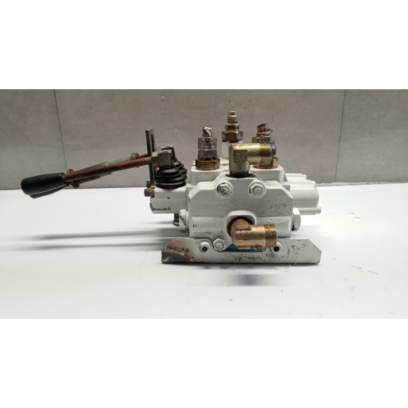 . DISTRIBUTORE IDRAULICO . . used