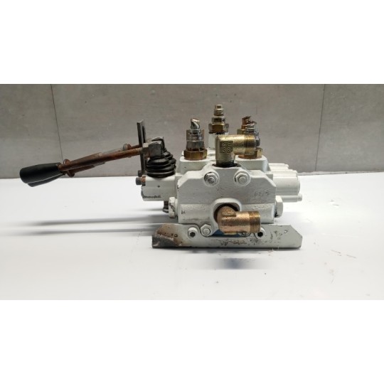 DISTRIBUTORE IDRAULICO . . used