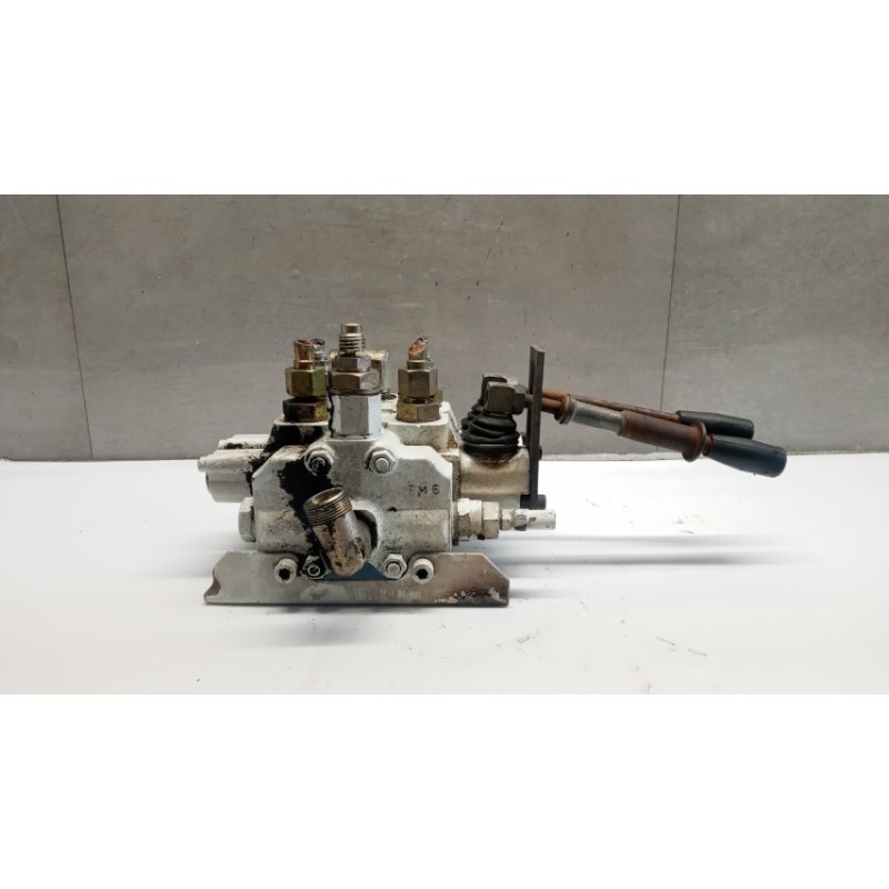 . DISTRIBUTORE IDRAULICO . . used