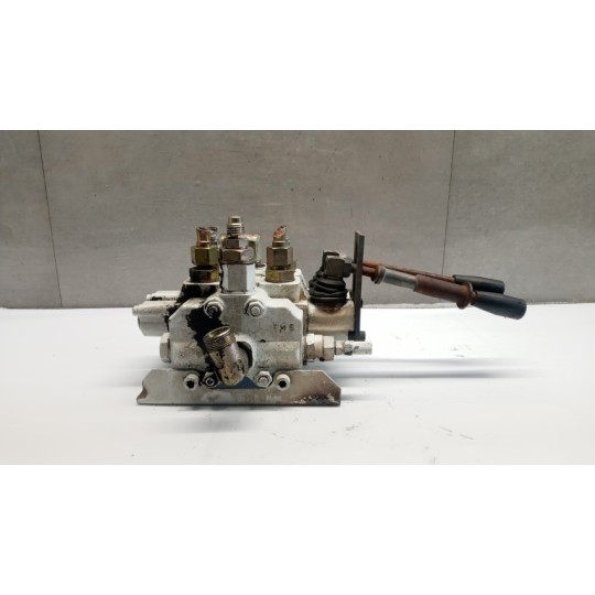 DISTRIBUTORE IDRAULICO . . used