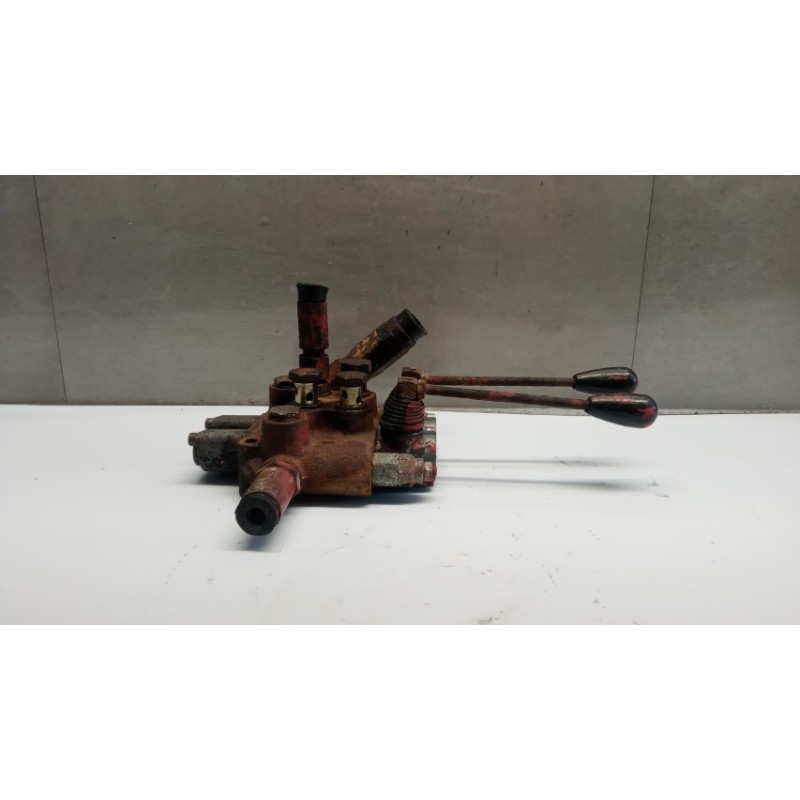 . DISTRIBUTORE IDRAULICO . . usato