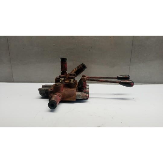 DISTRIBUTORE IDRAULICO . . used