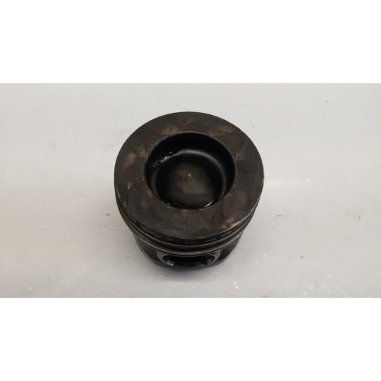 PISTONE MOTORE RENAULT van Master 2014>2019 usato