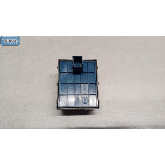 INTERRUTTORI E PULSANTI ALZAVETRI FIAT Doblo' 2009>2014 usato