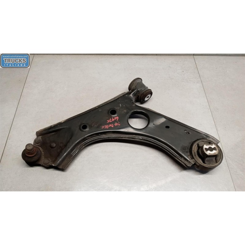 FIAT BRACCIO OSCILLANTE ANTERIORE INFERIORE SINISTRO FIAT Doblo' 2009>2014 usato