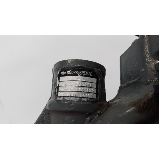 PINZA ANTERIORE DESTRA DAF XF106 usato