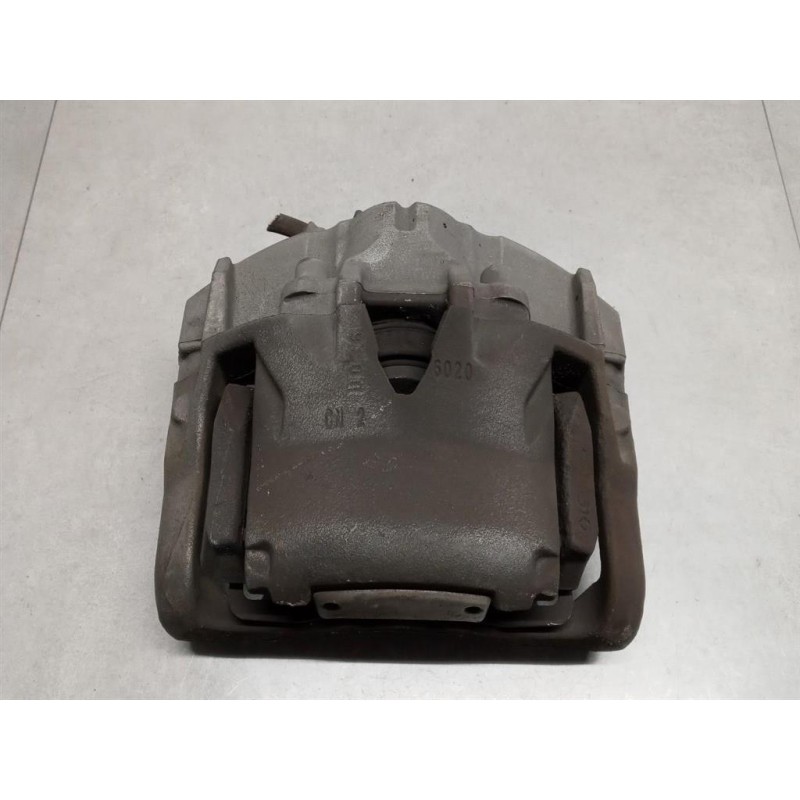 VOLVO PINZA ANTERIORE DESTRA VOLVO S60 2013>2018 usato