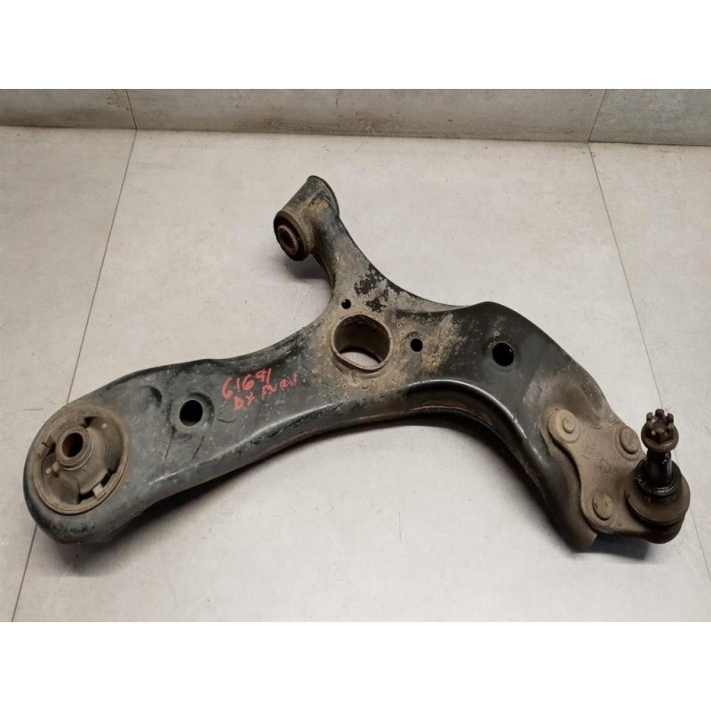TOYOTA BRACCIO OSCILLANTE ANTERIORE INFERIORE DESTRO TOYOTA Auris 2007>2010 usato