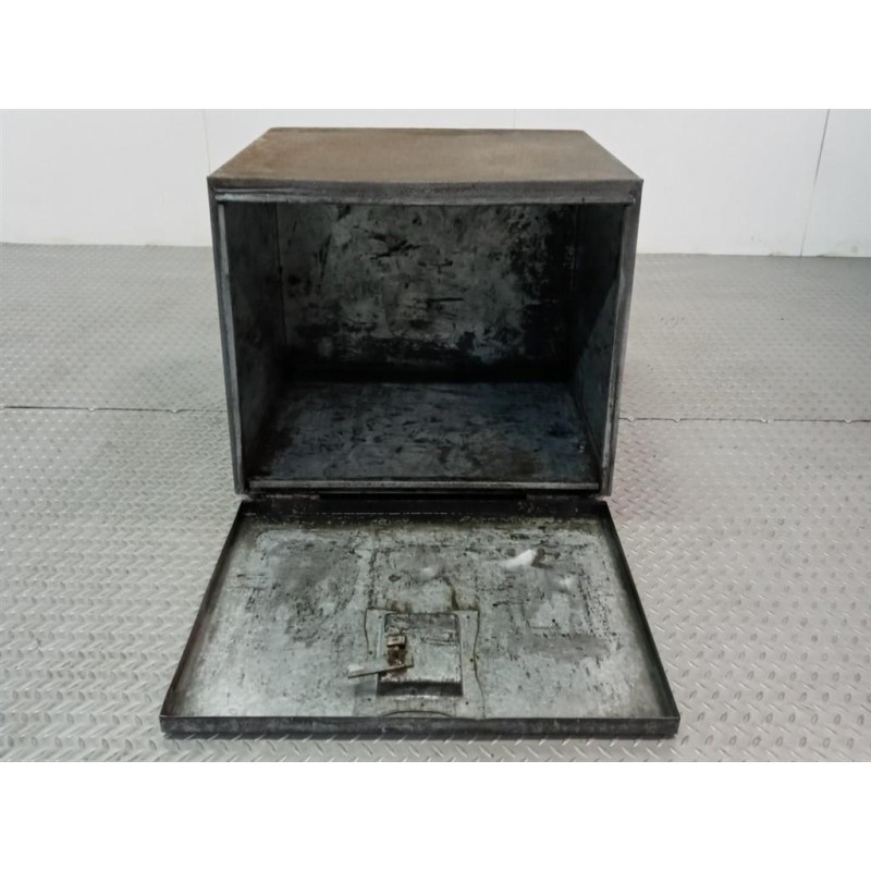 . CASSA PORTA ATTREZZI . . used