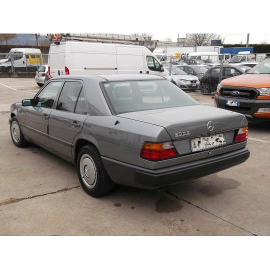 MERCEDES-BENZ 200E