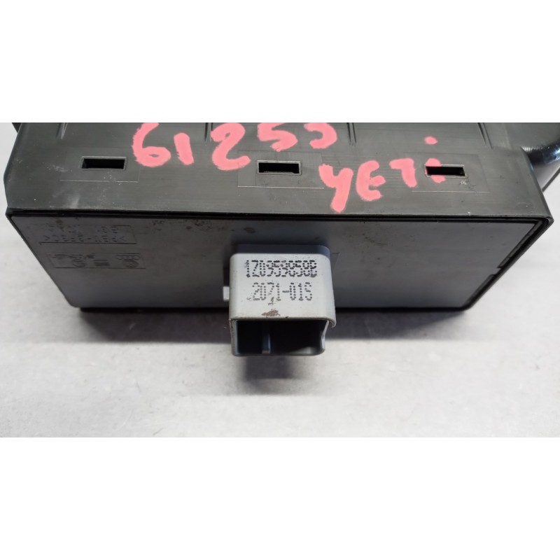 SKODA INTERRUTTORI E PULSANTI ALZAVETRI SKODA Yeti 2009>2012 usato