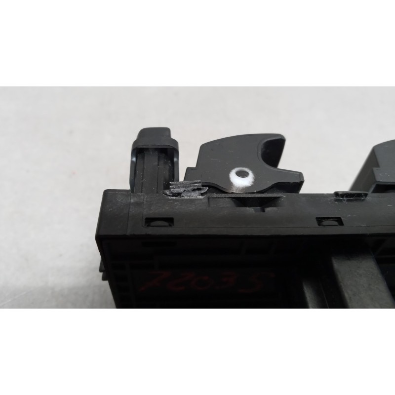 VOLKSWAGEN INTERRUTTORI E PULSANTI ALZAVETRI VOLKSWAGEN Polo 2017>2021 usato