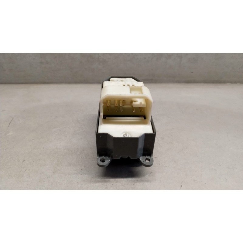 TOYOTA INTERRUTTORI E PULSANTI ALZAVETRI TOYOTA Yaris 2005>2008 usato