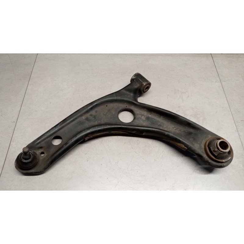 TOYOTA BRACCIO OSCILLANTE ANTERIORE INFERIORE SINISTRO TOYOTA Yaris 2005>2008 usato