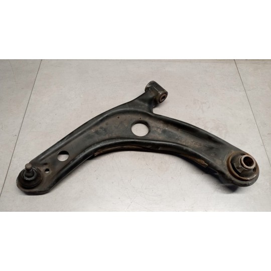 BRACCIO OSCILLANTE ANTERIORE INFERIORE SINISTRO TOYOTA Yaris 2005>2008 usato