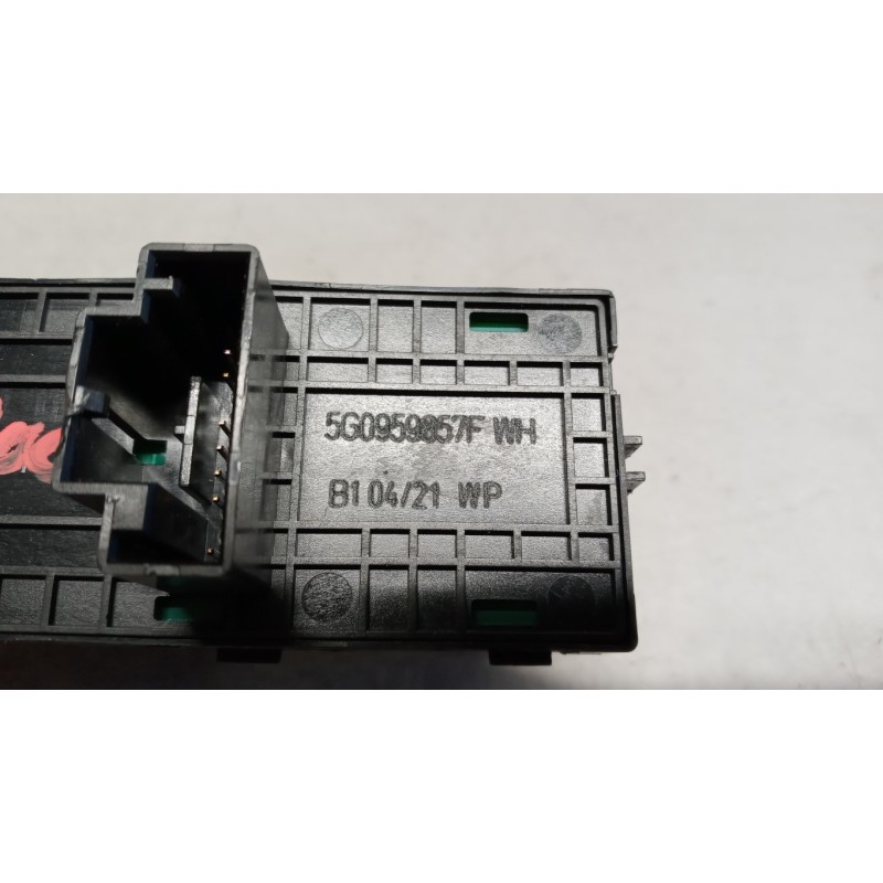 VOLKSWAGEN INTERRUTTORI E PULSANTI ALZAVETRI VOLKSWAGEN Polo 2017>2021 usato