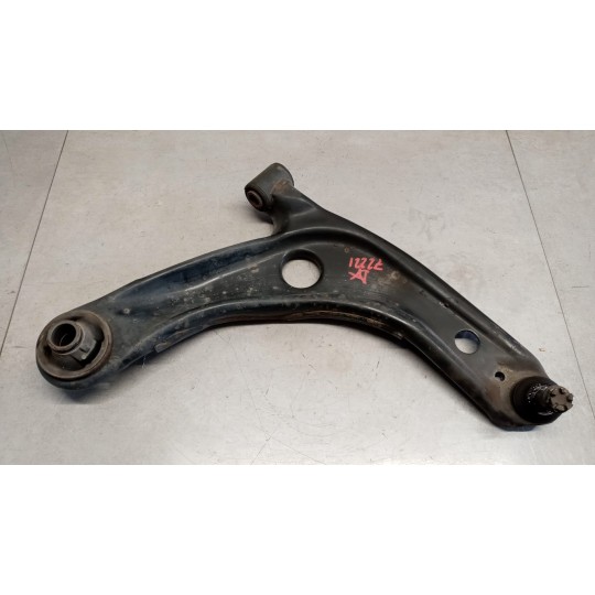 BRACCIO OSCILLANTE ANTERIORE INFERIORE DESTRO TOYOTA Yaris 2008>2011 usato
