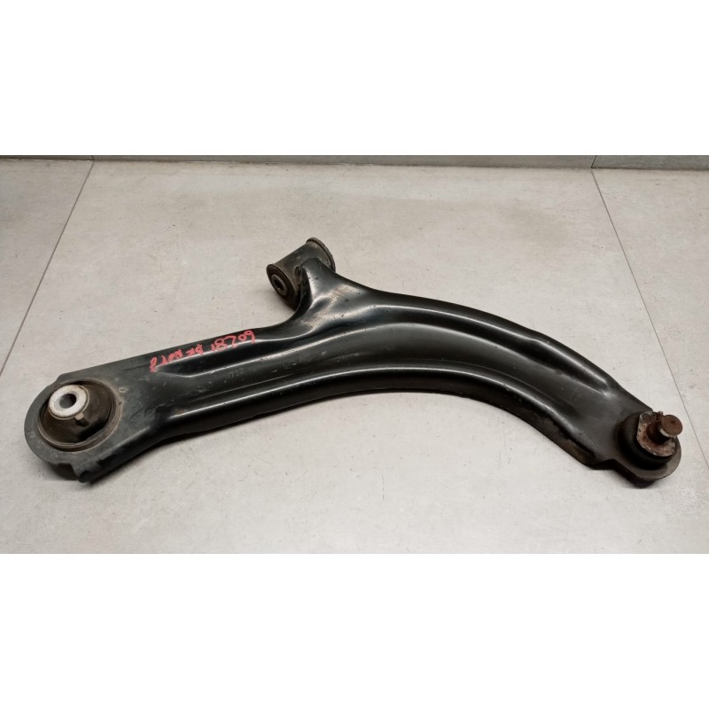 NISSAN BRACCIO OSCILLANTE ANTERIORE INFERIORE DESTRO NISSAN Note 2006>2008 usato