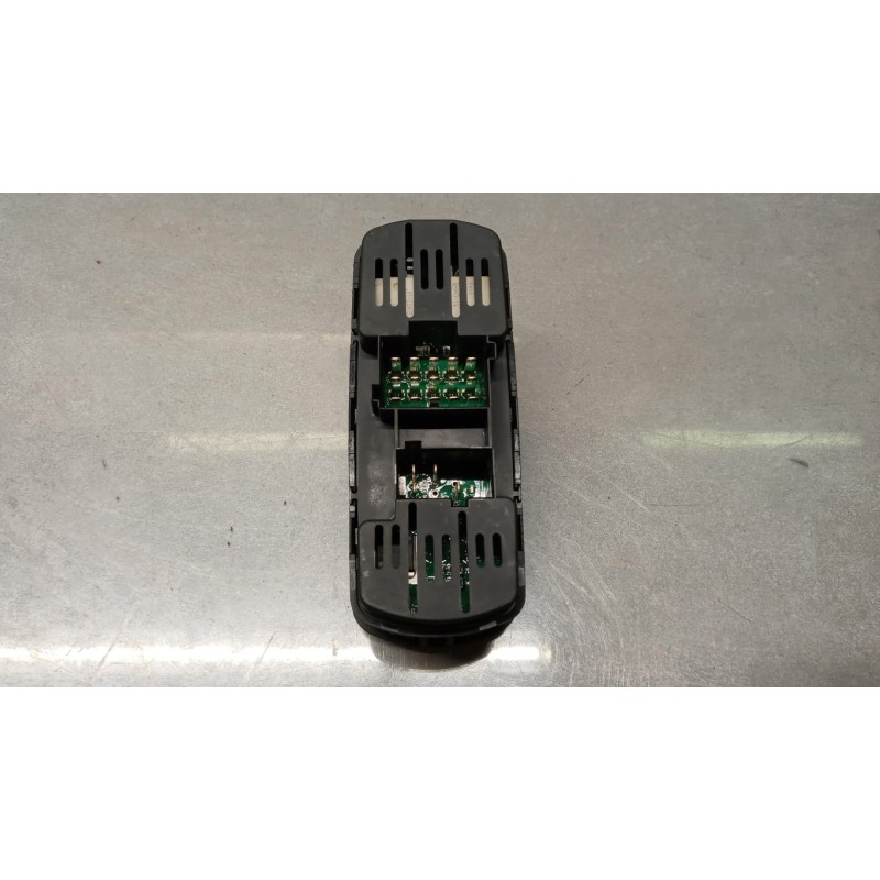 MERCEDES-BENZ truck INTERRUTTORI E PULSANTI ALZAVETRI MERCEDES-BENZ truck Axor usato