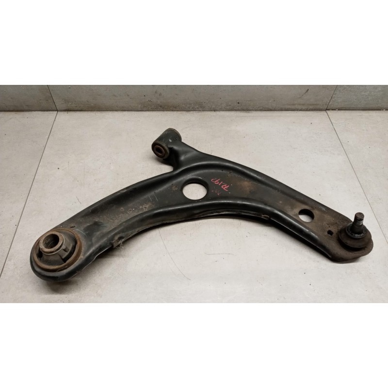 TOYOTA BRACCIO OSCILLANTE ANTERIORE INFERIORE DESTRO TOYOTA Yaris 2005>2008 usato
