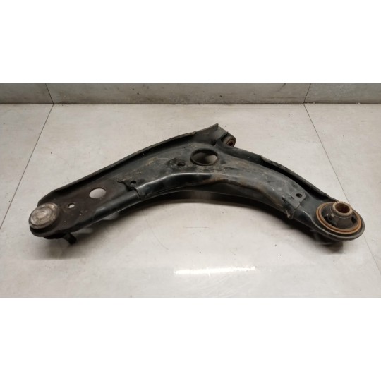 BRACCIO OSCILLANTE ANTERIORE INFERIORE DESTRO TOYOTA Yaris 2005>2008 usato